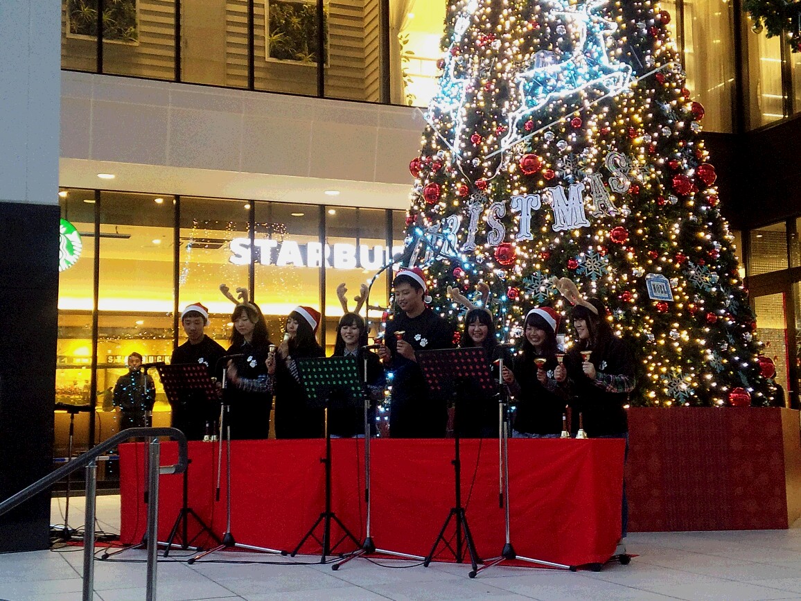 旭川大学 旭川大学短期大学部 イオンモール旭川駅前店クリスマスツリー点灯式でハンドベル演奏してきました