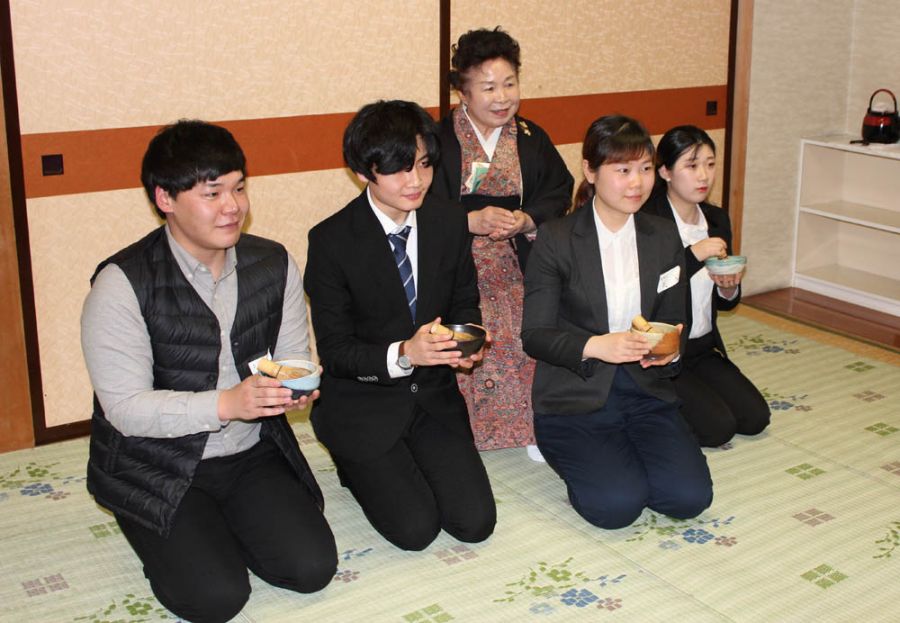 張ゼミＮＨＫ旭川局長賞を受賞　日本の茶道文化を体験